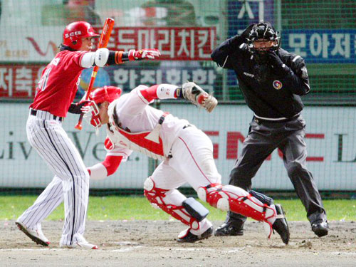  19일 인천문학경기장에서 열린 2009 프로야구 한국시리즈 3차전 SK와 기아와의 경기 7회초 기아 김원섭의 타석에서 SK 이승호의 폭투로 볼이 빠지자 3루주자 안치홍에게 홈으로 뛰라고 손짓하고 있다. 