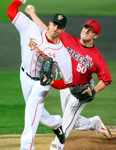 19일 인천 문학야구장에서 열린 2009 한국시리즈 3차전 SK 와이번스와 기아 타이거즈와의 기아 선발 구톰슨과 SK 선발 글로버가 역투하고 있다. 