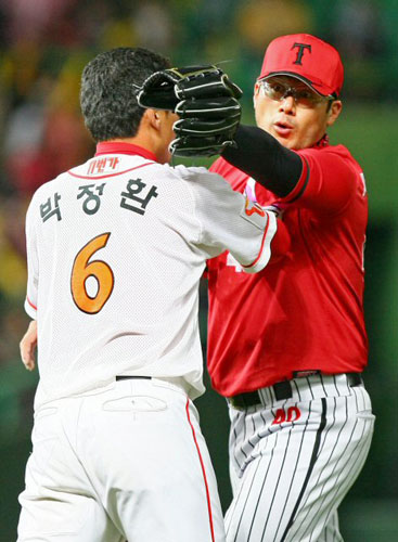 19일 인천 문학야구장에서 열린 2009 한국시리즈 3차전 SK 와이번스와 기아 타이거즈와의 경기에서 4회말 투수 앞 땅볼로 물러난 SK의 정근우와 기아 투수 서재응이 심한 말싸움을 하자 SK의 박정환이 서재응을 말리고 있다. 