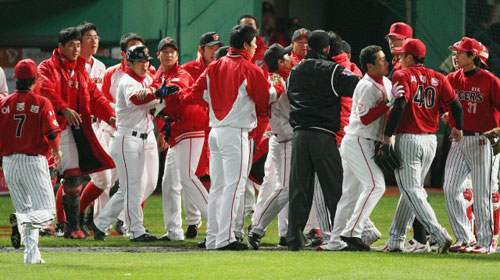 19일 인천문학경기장에서 열린 2009 프로야구 한국시리즈 3차전 SK와 기아와의 경기 4회말 2사 SK 정근우가 투수앞 땅볼로 아웃된 뒤 기아 투수 서재응과말다툼을 벌이고 있다. 