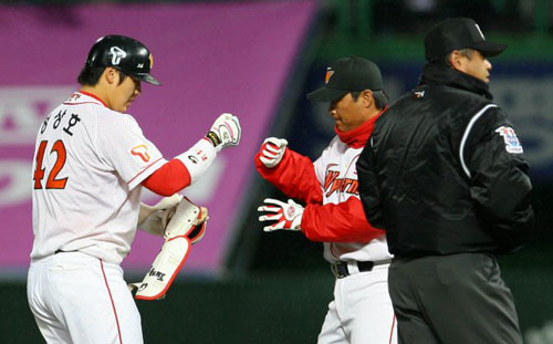 19일 오후 인천 문학구장에서 열린 2009 CJ마구마구 프로야구 한국시리즈 3차전 KIA타이거즈 대 SK와이번스의 경기 2회말 무사 주자 1루 상황에서 SK 정상호가 1타점 2루타를 날린 뒤 주루코치와 주먹을 부딪히고 있다. 