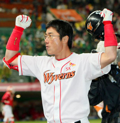 19일 인천 문학야구장에서 열린 2009 한국시리즈 3차전 SK 와이번스와 기아 타이거즈와의 경기에서 3회말 SK의 무사 주자 1루 찬스에서 타석에 선 박정권이 2점 홈런을 날린 뒤 두 팔을 벌린 채 팬들을 향해 인사하고 있다. 