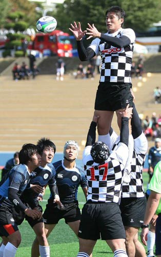  20일 대전동아공업고등학교에서 열린 제90회 전국체육대회 럭비, 강원도(한국전력)와 부산(부산대) 대표 경기 중 강원 대표가 공을 잡으려 하고 있다. 