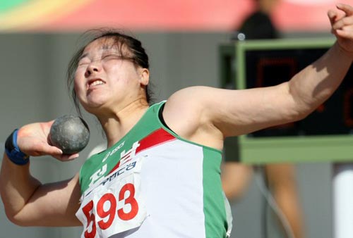 20일 대전 한밭종합운동장에서 열린 제90회 전국체전 육상 여자일반 포환던지기, 은메달을 딴 전남 조수화가 있는 힘을 다해 포환을 던지고 있다. 