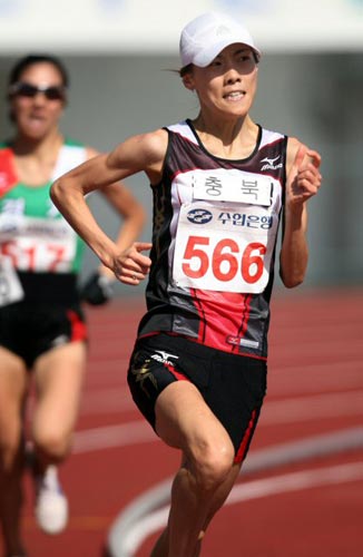 20일 대전 한밭종합운동장에서 열린 제90회 전국체전 육상 여자일반 5000m 결승, 1위를 차지한 충북 정복은이 결승선을 향해 질주하고 있다. 
