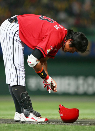 20일 인천 문학구장에서 열린 2009 프로야구 한국시리즈 4차전 SK 와이번스와 기아 타이거즈와의 경기에서 기아의 최희섭이 6회초 파울플라이로 물러난 뒤 자신의 장갑과 헬멧을 1루 앞에서 벗고 있다. 