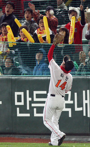 20일 오후 인천문학경기장에서 열린 2009 프로야구 한국시리즈 4차전 SK와 기아와의 경기 6회초 2사 상황에서 기아 최희섭의 파울공을 SK 최정이 잡아내고 있다. 