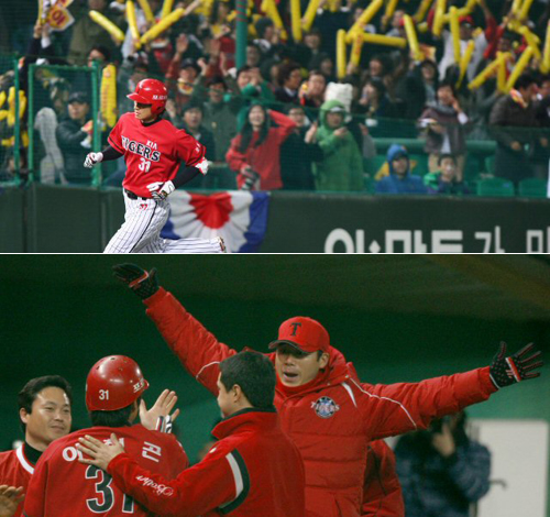 20일 인천 문학구장에서 열린 2009 프로야구 한국시리즈 4차전 SK 와이번스와 기아 타이거즈와의 경기에서 기아의 이현곤이 추격의 1점 홈런을 치고 베이스를 돌고 있다.(윗 사진) 기아의 이현곤이 추격의 1점 홈런을 치고 같은 팀 선수들의 축하를 받고 있다.(아랫 사진) 