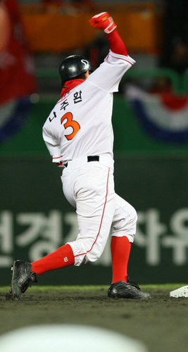 20일 오후 인천 문학구장에서 열린 2009 CJ마구마구 프로야구 한국시리즈 4차전 SK와이번스 대 KIA타이거즈의 경기 5회말 1사 주자 2루 상황에서 SK 나주환이 우중간 2루타를 날린 뒤 2루에서 환호하고 있다. 