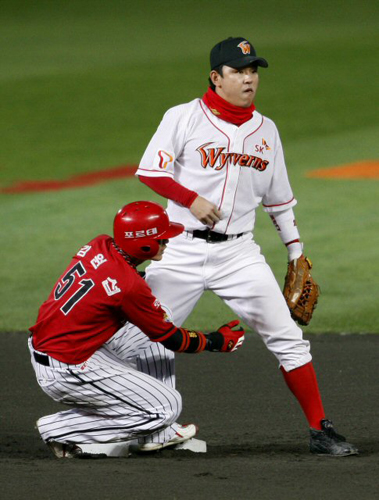 20일 인천문학경기장에서 열린 2009프로야구 한국시리즈 4차전 SK와 기아와의 경기 1회초 무사 기아 김원섭이 2루에서 아웃되고 있다. 