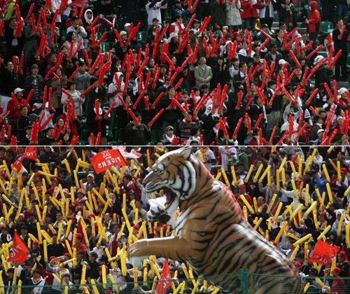 20일 오후 인천문학경기장에서 열린 2009 프로야구 한국시리즈 4차전 SK와 기아와의 경기에서 SK 팬들이 열띤 응원을 하고 있다.(윗 사진) 4차전 SK와 기아와의 경기에서 기아 팬들이 열띤 응원을 하고 있다.(아랫 사진) 
