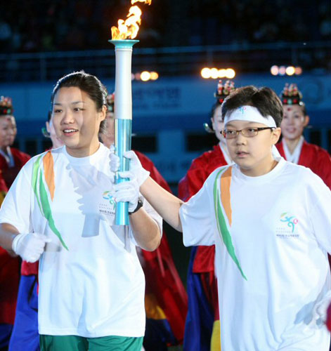  20일 오후 대전에서 열린 제 90회 전국체전 개막식. 한국 최초의 우주인 이소연 항공우주연구원 박사와 과학신동 송유근군이 성화를 봉송하고 있다. 
