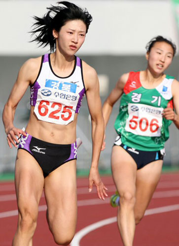 여자 육상 200m에서 23초69으 기록으로 23년만에 한국신기록을 수립한 경북 김하나(625)가 21일 대전 한밭종합운동장에서 열린 전국체전 육상 여자일반 200m 결승에서 질주하고 있다. 