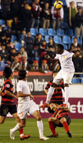 21일 경북 포항스틸야드에서 열린 2009 아시아축구연맹(AFC) 챔피언스리그 4강 1차전 포항 스틸러스-움 살랄(카타르) 경기에서 움 살랄의 아담 선수가 헤딩 하고 있다. 