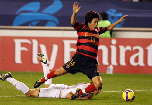 21일 경북 포항스틸야드에서 열린 2009 아시아축구연맹(AFC) 챔피언스리그 4강 1차전 포항 스틸러스-움 살랄(카타르) 경기에서 포항의 송창호가 움 살랄의 벤 아스카르의 태클에 걸려 넘어지고 있다. 