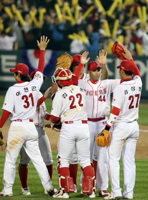 22일 오후 잠실구장에서 열린 2009CJ마구마구 한국시리즈 5차전 KIA-SK의 경기에서 3-0으로 승리한 기아 선수들이 경기가 끝난 뒤 기뻐하고 있다. 