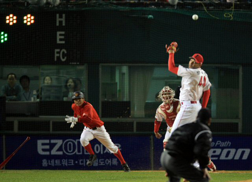 22일 서울 잠실야구장에서 열린 프로야구 한국시리즈 5차전 기아타이거즈와 SK와이번스의 경기에서 3회 초 SK 선두타자 나주환이 투수키를 살짝 넘기는 안타를 날리고 있다. 