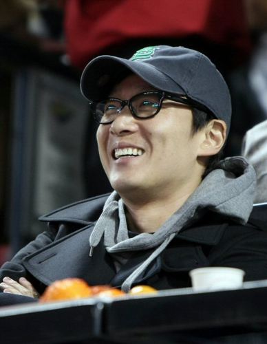 개그맨 이휘재씨가 22일 잠실야구장을 찾아 프로야구 한국시리즈 5차전을 관람하고 있다. 