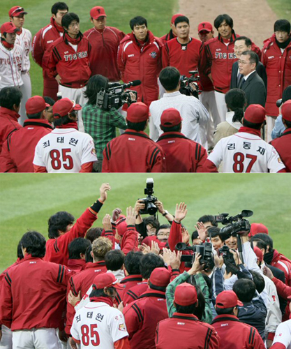 22일 잠실야구장에서 프로야구 한국시리즈 5차전이 열리기 앞서 현대차 정의선 부회장이 몸을 풀고 있는 기아 타이거즈 선수들과 함께 파이팅을 외치고 있다. 