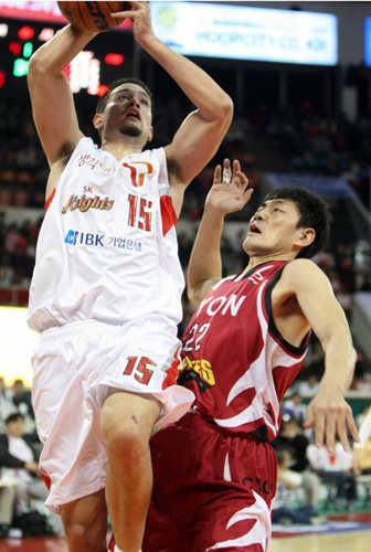 22일 오후 서울 잠실학생체육관에서 열린 2009-2010 프로농구 서울SK 대 창원LG 경기에서 SK 김민수가 LG 이창수의 수비벽을 피해 슛을 하고 있다. 