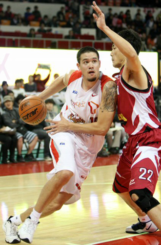 22일 오후 서울 잠실학생체육관에서 열린 2009-2010 프로농구 서울SK 대 창원LG 경기에서 SK 김민수가 LG 이창수의 수비벽을 앞에 두고 드리블 돌파를 하고 있다. 