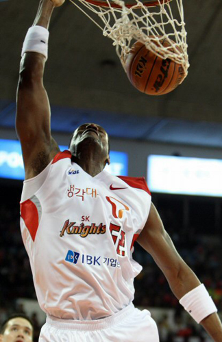 22일 오후 서울 잠실학생체육관에서 열린 2009-2010 프로농구 서울SK 대 창원LG 경기에서 SK 워커가 LG 백인선의 블로킹을 제치고 슛을 성공하고 있다. 