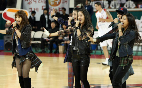  걸그룹 f(x)가 22일 오후 서울 잠실학생체육관에서 열린 2009-2010 프로농구 서울SK 대 창원LG 경기에서 축하공연을 하고 있다. 