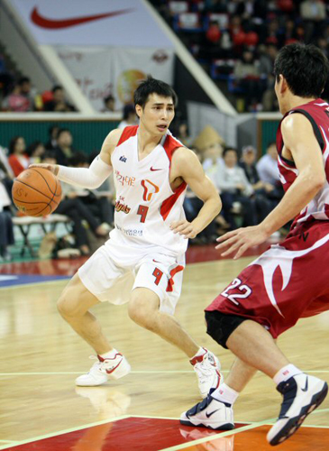 22일 오후 서울 잠실학생체육관에서 열린 2009-2010 프로농구 서울SK 대 창원LG 경기에서 SK 주희정이 패스할 곳을 찾고 있다. 