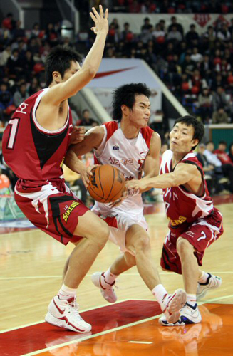22일 오후 서울 잠실학생체육관에서 열린 2009-2010 프로농구 서울SK 대 창원LG 경기에서 SK 변현수가 LG 기승호(왼쪽), 전형수의 더블팀에 가로막히고 있다. 