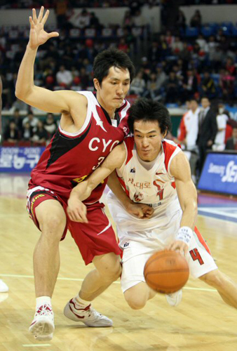 22일 오후 서울 잠실학생체육관에서 열린 2009-2010 프로농구 서울SK 대 창원LG 경기에서 LG 기승호가 SK 변현수를 수비하고 있다. 