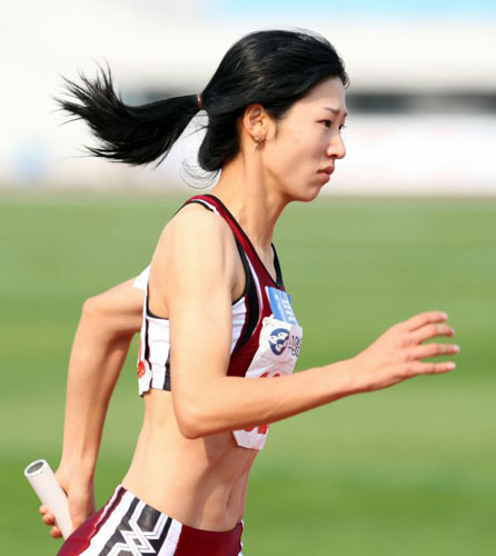 23일 대전 한밭종합운동장에서 열린 제90회 전국체전 육상 여자일반 1600M 계주 결승에서 경북 김하나가 3번주자로 나서 힘차게 달려나가고 있다. 김하나는 이번 대회에서 한국신기록 2개를 작성하는 등 100M, 200M, 400M 계주, 1600M 계주에서 우승해 4관왕을 차지했다. 
