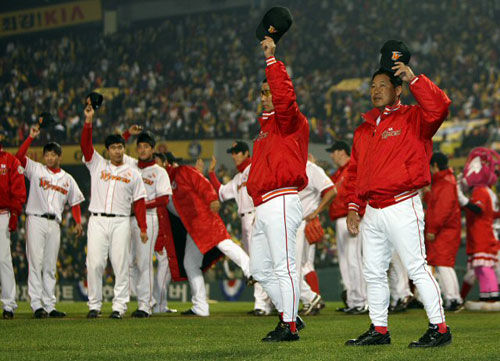 23일 오후 서울 잠실야구장에서 열린 2009 한국시리즈 6차전 기아와 SK의 경기에서 3대2로 이긴 SK 선수들과 김성근 감독이 팬들에게 인사하고 있다. 