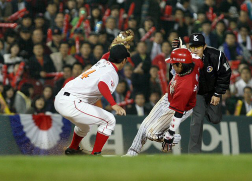 23일 오후 잠실구장에서 열린 2009CJ마구마구 한국시리즈 6차전 KIA-SK 경기 1회초 2사 2루, KIA 최희섭 타석 때 2루주자 이용규가 3루 도루를 시도하다 아웃되고 있다. 
