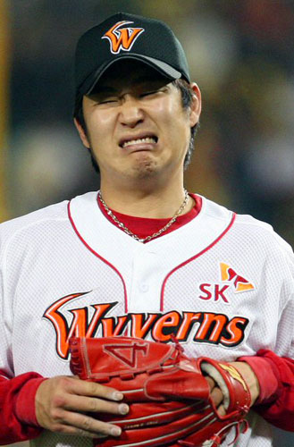 23일 오후 서울 잠실야구장에서 열린 2009 한국시리즈 6차전 기아와 SK의 경기 5회초 2사 상황에서 기아 이현곤이 플라이아웃된 후 SK 송은범이 마운드를 내려오며 조금은 아쉽다는 표정을 짓고 있다. 