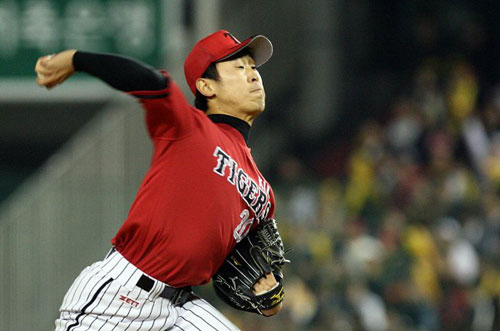  23일 오후 서울 잠실야구장에서 열린 2009 한국시리즈 6차전 기아와 SK의 경기 1회말 기아 선발투수 윤석민이 역투하고 있다. 