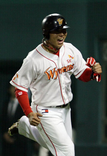 23일 오후 서울 잠실야구장에서 열린 2009 한국시리즈 6차전 기아와 SK의 경기 3회말 1사 3루 상황에서 SK박정권의 희생플라이로 3루주자 박재상이 홈인하며 기뻐하고 있다. 