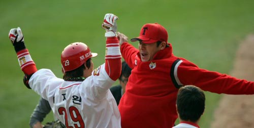  24일 서울 잠실구장에서 열린 2009 프로야구 한국시리즈 7차전 기아 타이거즈-SK 와이번스 경기, 기아 나지완이 6회 2점 홈런을 친 후 팀 동료 서재응과 함께 기뻐하고 있다. 