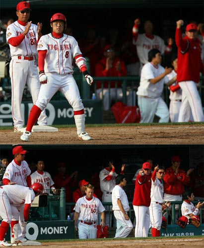24일 서울 잠실구장에서 열린 2009 프로야구 한국시리즈 7차전 기아 타이거즈-SK 와이번스 경기, 기아 안치홍이 5회말 2사 2루 상황에서 1타점 적시타를 치자 서재응 등 동료 선수들이 기뻐하고 있다. 