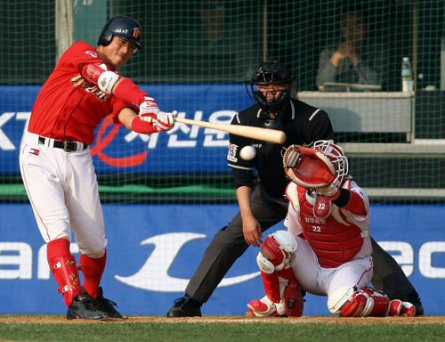 24일 서울 잠실구장에서 열린 2009 프로야구 한국시리즈 7차전 기아 타이거즈-SK 와이번스 경기, SK 박정권(왼쪽)이 5회초 1사 만루 상황에서 1타점을 올리고 있다. 