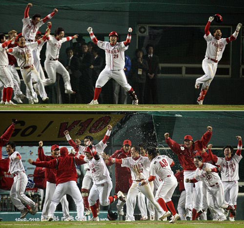 24일 서울 잠실구장에서 열린 2009 프로야구 한국시리즈 7차전 기아 타이거즈-SK 와이번스 경기, 기아 나지완이 9회말 끝내기 홈런을 치자 팀 동료들이 모두 달려나와 환호하고 있다. 