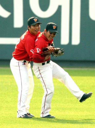 24일 서울 잠실구장에서 열린 2009 프로야구 한국시리즈 7차전 기아 타이거즈-SK 와이번스 경기, SK 2루수 정근우(오른쪽)가 기아 나지완이 친 뜬공을 잡은 후 박재홍과 함께 기뻐하고 있다. 