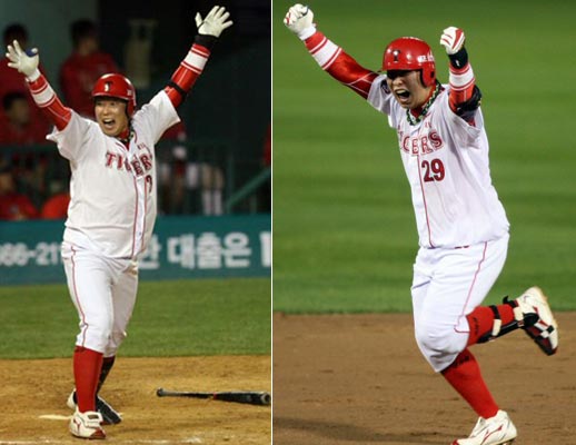24일 서울 잠실구장에서 열린 2009 프로야구 한국시리즈 7차전 기아 타이거즈-SK 와이번스 경기, 기아 나지완이 9회말 끝내기 홈런을 친 후 기뻐하고 있다. 