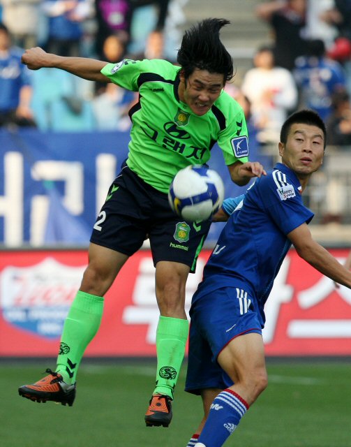 24일 수원월드컵경기장에서 열린 프로축구 2009 K리그 전북 현대와 수원 삼성의 경기에서 전북 최철순(왼쪽)과 수원 김두현이 볼 다툼을 벌이고 있다. 