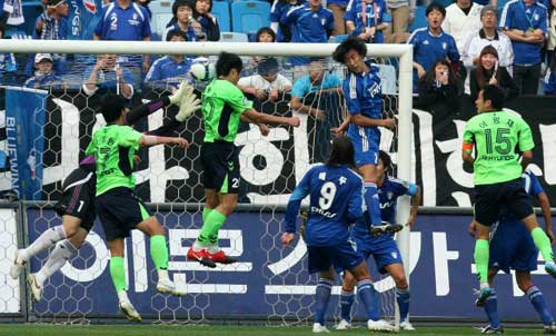 24일 수원월드컵경기장에서 열린 프로축구 2009 K리그 전북 현대와 수원 삼성의 경기에서 전북 이동국(왼쪽에서 세번째)이 0대1로 뒤진 후반 동점 헤딩슛을 성공시키고 있다. 1대1 무승부. 