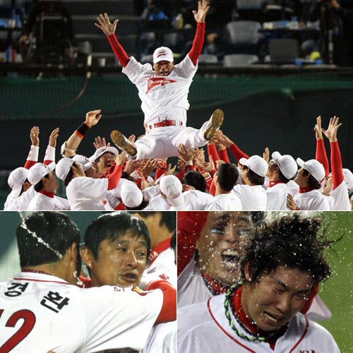  24일 오후 서울 잠실야구장에서 열린 2009 프로야구 한국시리즈 7차전 기아 타이거즈-SK 와이번스 경기, SK에 역전승을 거두며 우승을 차지한 기아 선수들이 조범현 감독을 헹가래 치고 있다. (사진 위)<BR>기아 이종범이 팀 동료들과 샴페인을 떠뜨리며 기뻐하고 있다.(사진 아래 왼쪽)<BR>9회말 끝내기 홈런을 친 기아 나지완이 팀 동료들의 샴폐인 세례를 받으며 울고 있다.(사진 아래 오른쪽) 