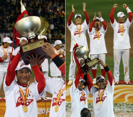 24일 오후 서울 잠실야구장에서 열린 2009 프로야구 한국시리즈 7차전 기아 타이거즈-SK 와이번스 경기 후,  우승을 차지한 기아 이종범과 김상훈이 우승 트로피를 들고 기뻐하고 있다. 