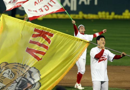 24일 오후 서울 잠실야구장에서 열린 2009 프로야구 한국시리즈 7차전 기아 타이거즈-SK 와이번스 경기 후, 우승을 차지한 기아 선수들이 대형 우승 현수막을 들고 그라운드를 돌고 있다. 