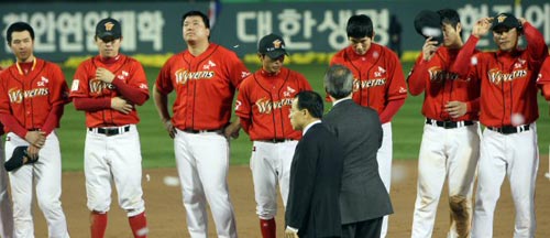 24일 오후 서울 잠실야구장에서 열린 2009 프로야구 한국시리즈 7차전 기아 타이거즈-SK 와이번스 경기 후, 기아에 패해 3연패에 실패한 SK 선수들이 씁쓸한 표정을 지으며 서있다. 
