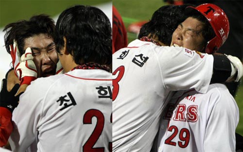 24일 오후 서울 잠실야구장에서 열린 2009 프로야구 한국시리즈 7차전 기아 타이거즈-SK 와이번스 경기 후, 끝내기 홈런을 친 기아 나지완이 최희섭의 품에 안겨 울고 있다. 