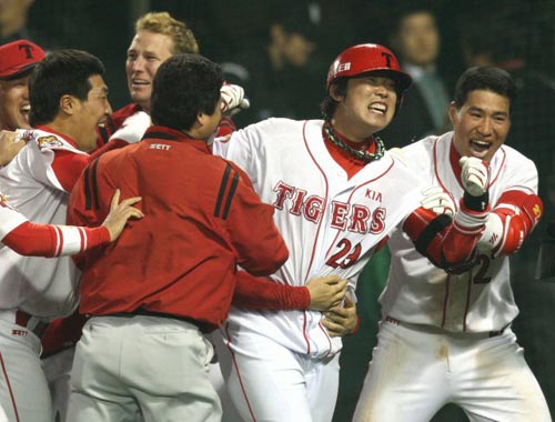 24일 오후 서울 잠실야구장에서 열린 2009 프로야구 한국시리즈 7차전 기아 타이거즈-SK 와이번스 경기 후, 끝내기 홈런을 친 기아 나지완이 팀 동료들과 함께 환호하고 있다. 